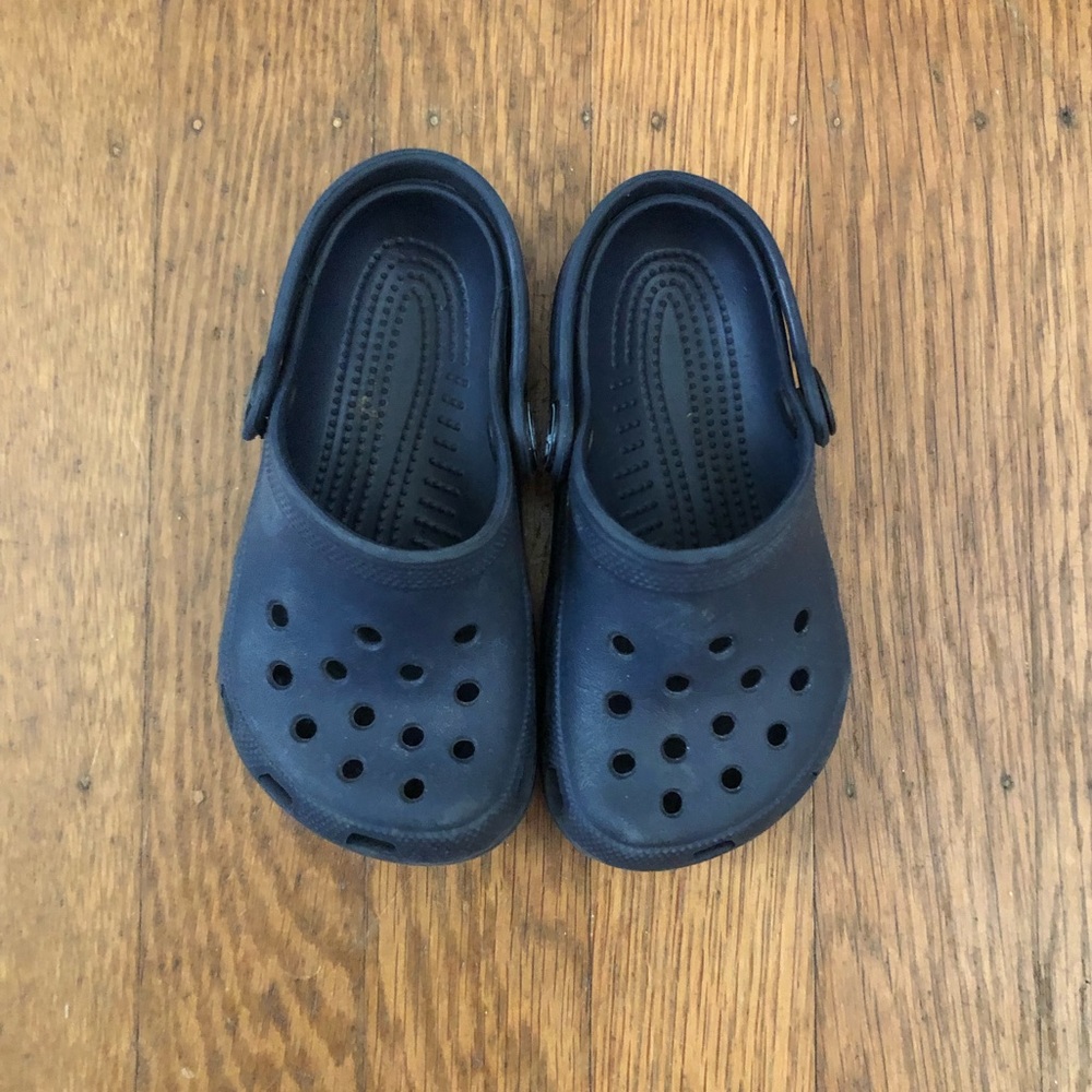 Navy Toddler Crocs — size 6/7